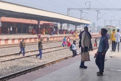 झंझारपुर जं0 पर जान जोखिम में डालकर रेल ट्रैक होकर प्लेटफॉर्म बदलते रेल यात्री