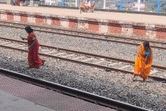 झंझारपुर जं0 पर जान जोखिम में डालकर रेल ट्रैक होकर प्लेटफॉर्म बदलते रेल यात्री