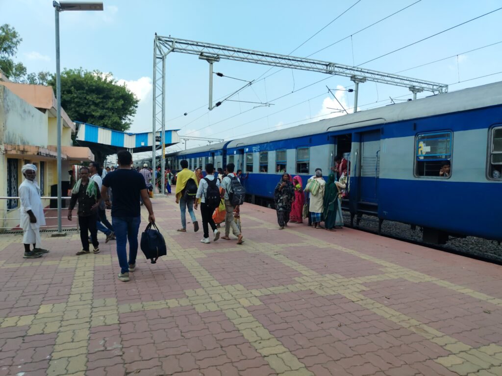 सहरसा फारबिसगंज रेलखंड पर सवारी गाड़ी की संख्या बढ़ाने की मांग हुई तेज