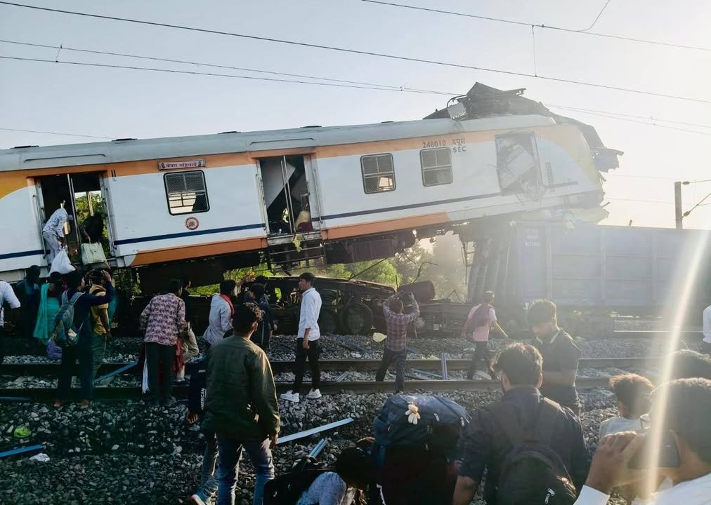 बड़ी खबर : पैसेंजर ट्रेन और मालगाड़ी की हुई आमने सामने टक्कर, छह की मौत, कई घायल