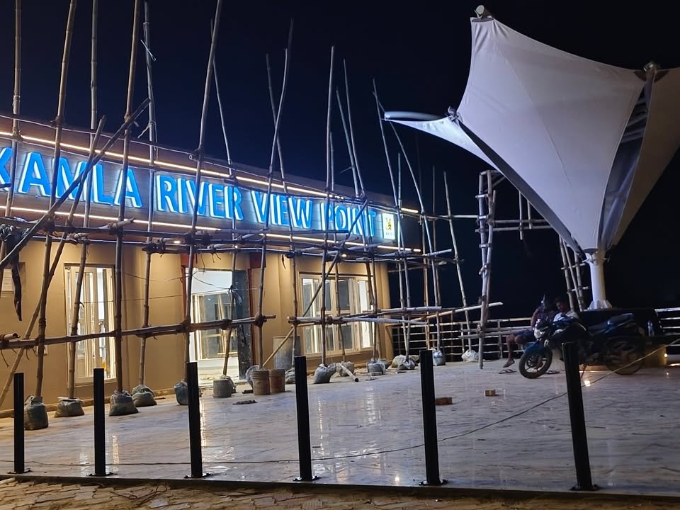 झंझारपुर में कमला नदी के तट पर बन रहा Kamla River Front प्रोजेक्ट नगर विकास एवं आवास मंत्री व स्थानीय विधायक नीतीश मिश्रा का एक महत्वाकांक्षी ‘ड्रीम प्रोजेक्ट’ है। तस्वीरों में दिख
