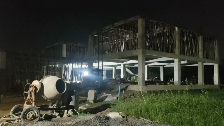 झंझारपुर में लघु खादी मॉल का निर्माण काफी गति से चल रहा है