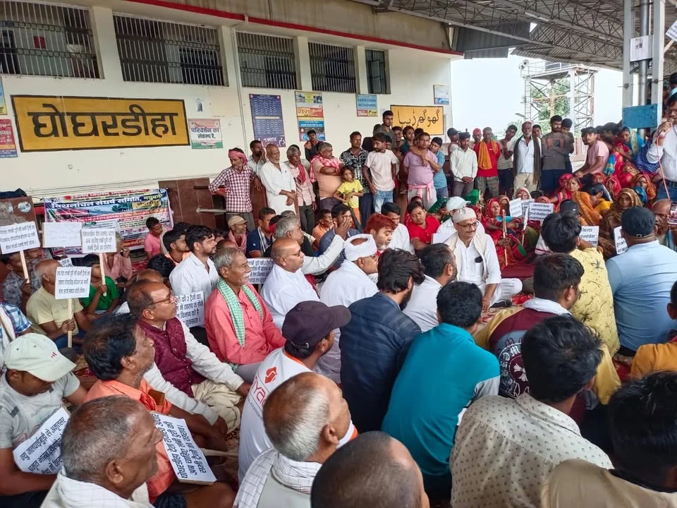 घोघरडीहा स्टेशन पर लंबी दूरी की ट्रेनों का ठहराव के लिए ग्रामीणों के द्वारा आज धरना प्रदर्शन किया जा रहा है। ग्रामीणों का कहना है कि जो भी लंबी दूरी की ट्रेन घोघरडीहा होकर चलती है