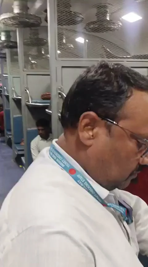 भारी बारिश और चक्रवाती हवाओं के बीच बस्ती स्टेशन पर रुकी 05735 अमृतसर-कटिहार विशेष गाड़ी के यात्रियों को जिस तत्…