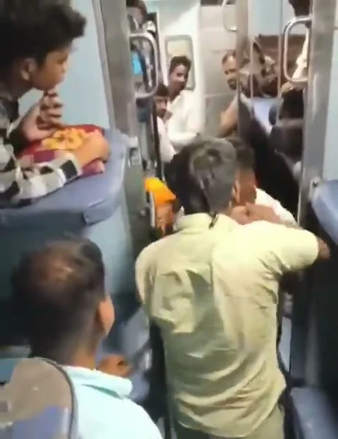 इस यात्री के साथ क्या करना चाहिए?