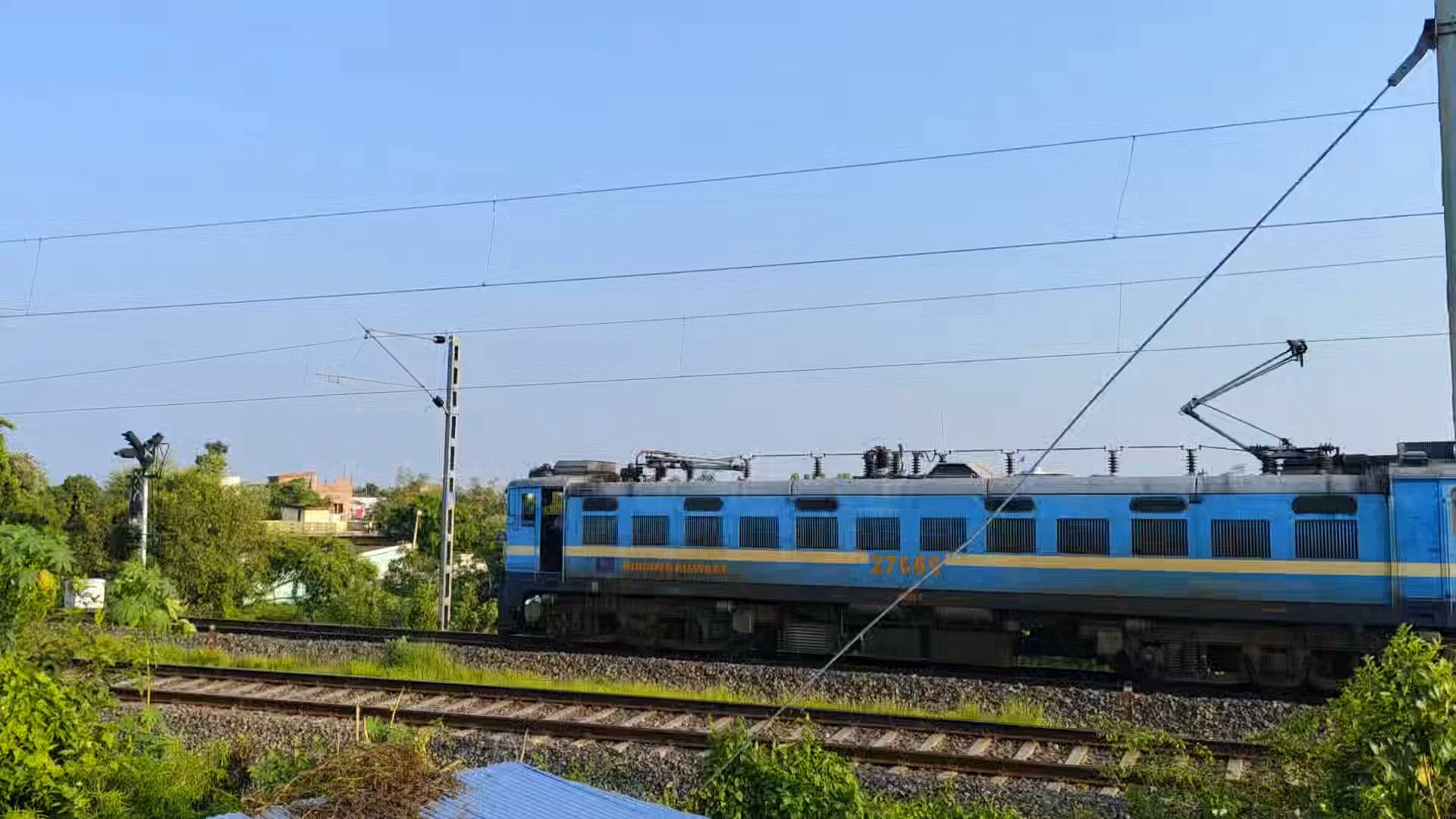 आज झंझारपुर होकर JCB जा रहा था। कही भी गया हो, लेकिन अब इसको देखकर लगता है कि ये रूट सिर्फ मालगाड़ियों के लिए बन…