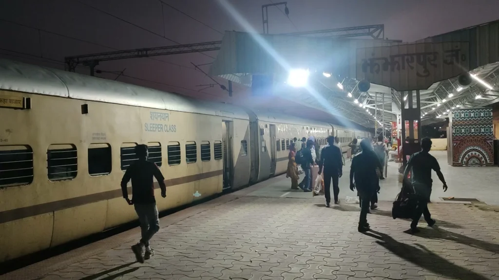 झंझारपुर होकर लौकहा बाजार आनंद विहार स्पेशल 04013/ 14 पूर्ण यात्री भार के साथ चल रही है फिर भी इसे नियमित नहीं क…