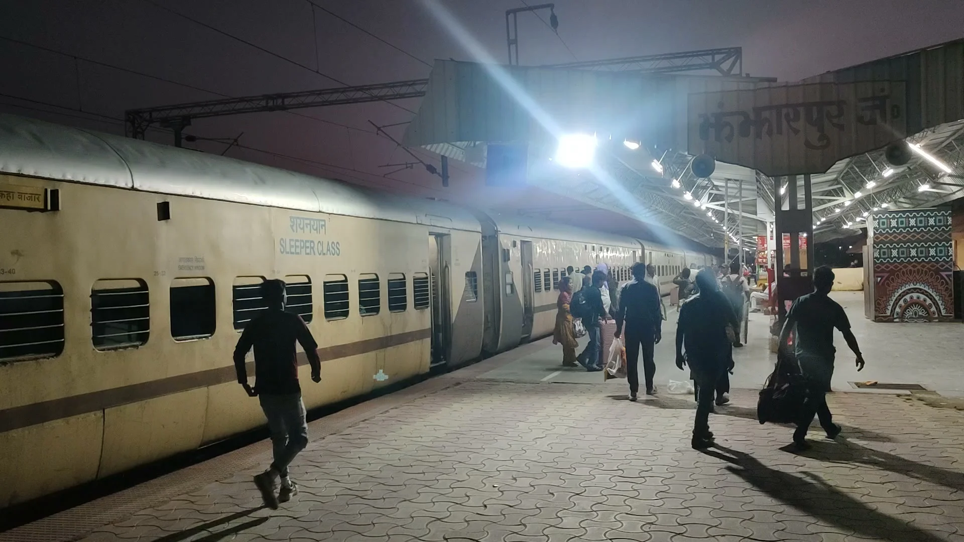 झंझारपुर होकर लौकहा बाजार आनंद विहार स्पेशल 04013/ 14 पूर्ण यात्री भार के साथ चल रही है फिर भी इसे नियमित नहीं क…