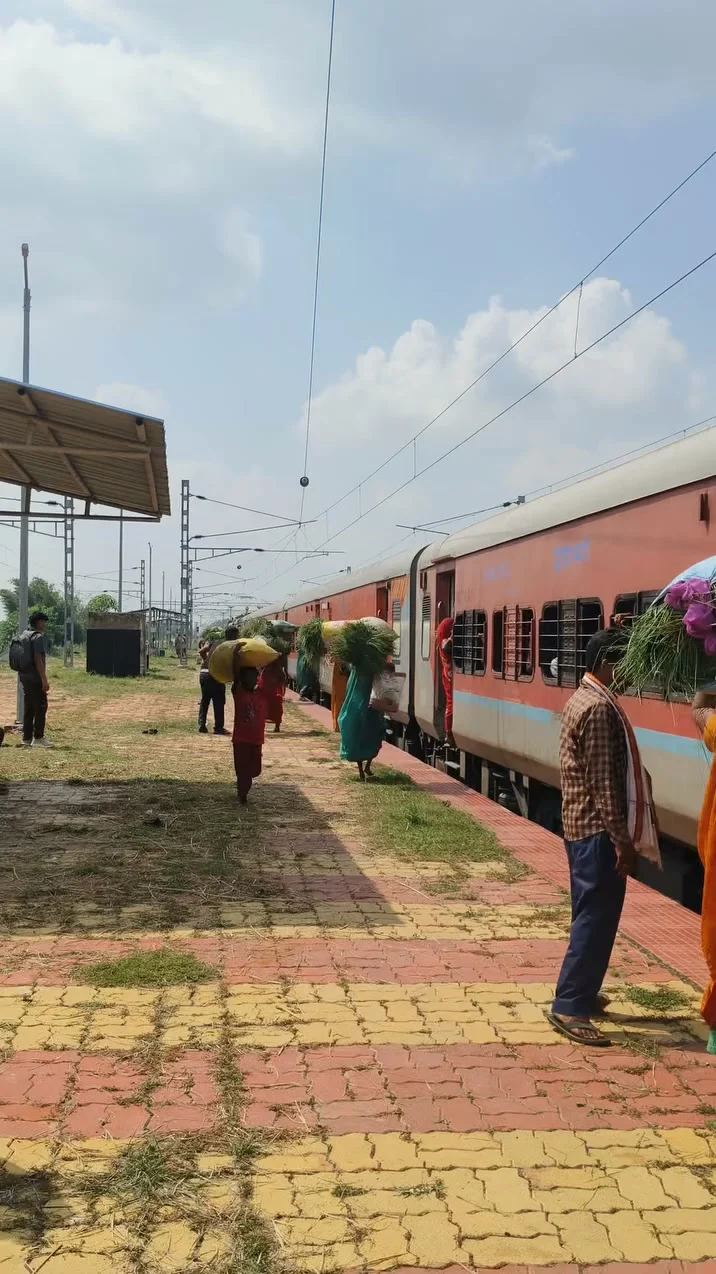 इसीलिए कुछ लोगों को हर स्टेशन पर ठहराव चाहिए। अब इस पर मैं कुछ लिखूंगा तो लोगों का कहना होगा कि मैं क्षेत्र विरो…