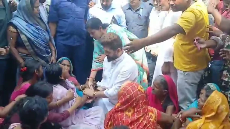 परिजनों से मिलते ही भावुक हुए चिराग पासवान, गले लगकर रोने लगे परिजन।