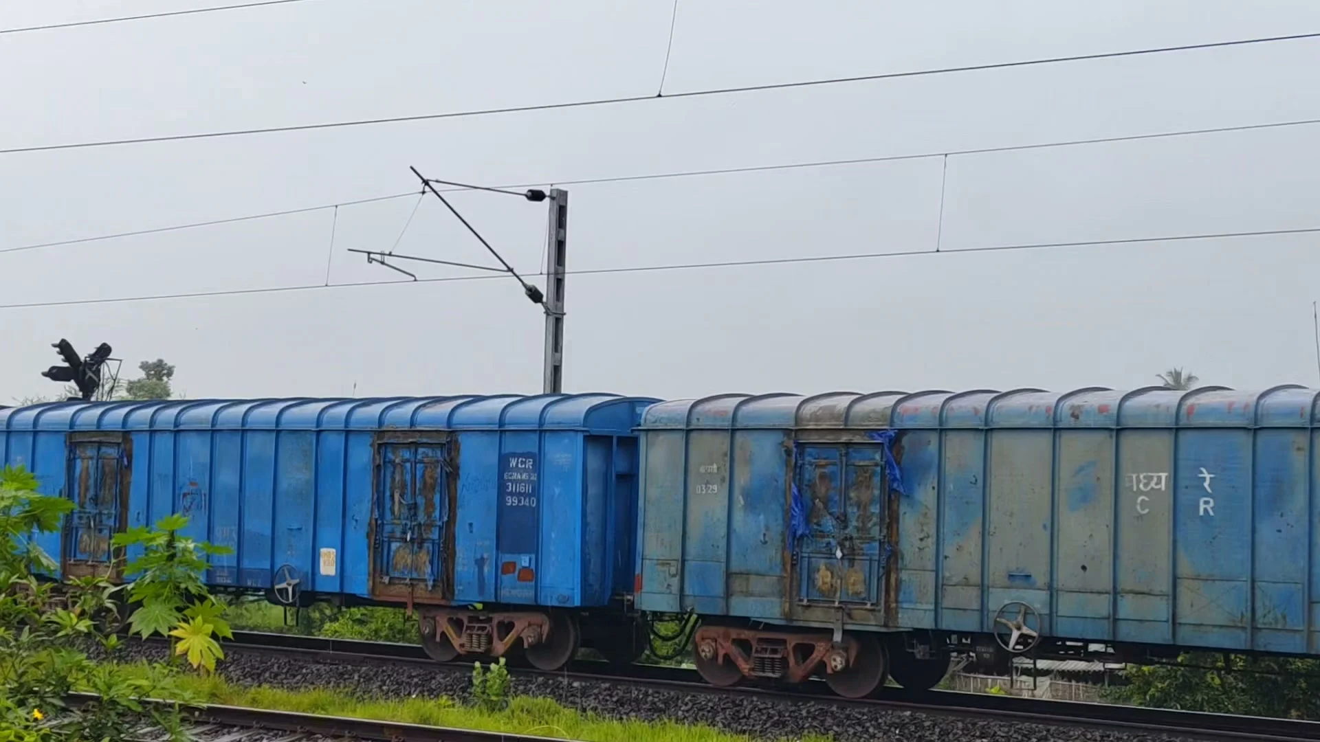 झंझारपुर अब मालगाड़ियों का नया ठिकाना बन गया है। प्रतिदिन 20 से अधिक मालगाड़ी यहाँ से गुजरती है। प्लेटफॉर्म 1 हो…