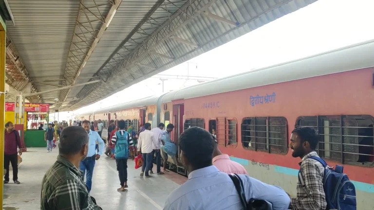झंझारपुर होकर चलने वाली 13211/ 12 जोगबनी दानापुर इंटरसिटी एक्सप्रेस में यात्री भार को देखते हुए जनरल कोच की संख्…