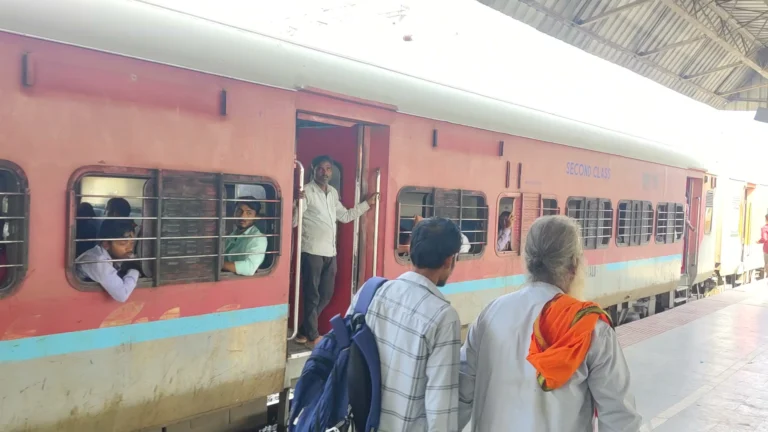 झंझारपुर होकर चलने वाली एक मात्र अच्छी ट्रेन जोगबनी दानापुर इंटरसिटी एक्सप्रेस, पता नहीं झंझारपुर से/ होकर कब चल…