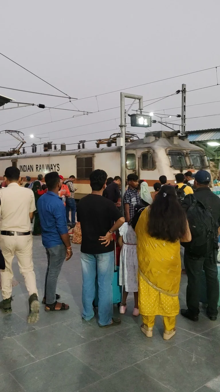 सकरी स्टेशन से प्रस्थान करती हुई जयनगर सियालदह गंगा सागर एक्सप्रेस