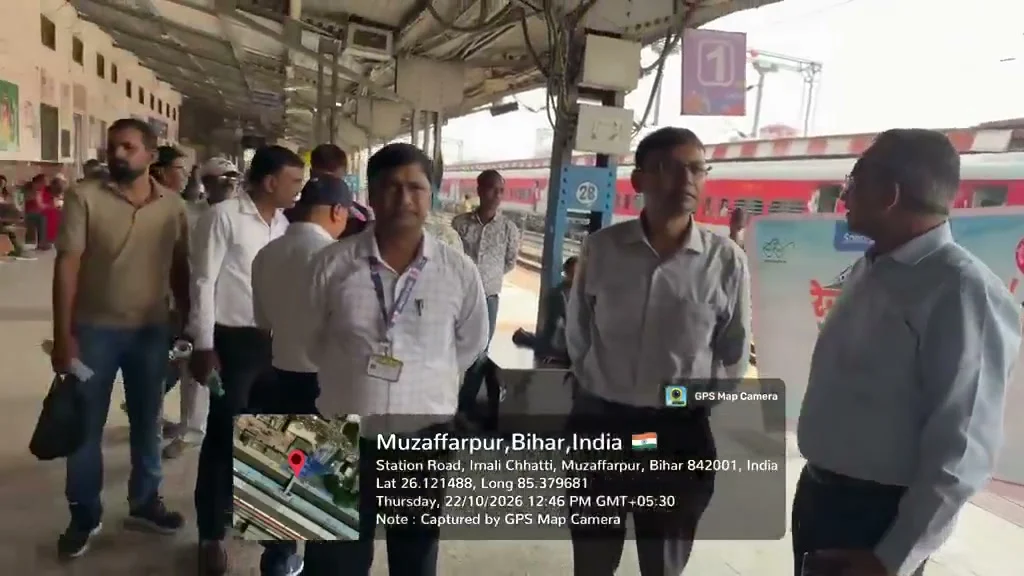 मुजफ्फरपुर स्टेशन पर ‘रेल जनसंवाद’ के माध्यम से यात्रियों के सुझावों एवं शिकायतों को सुना गया। इस दौरान रेल अधि…