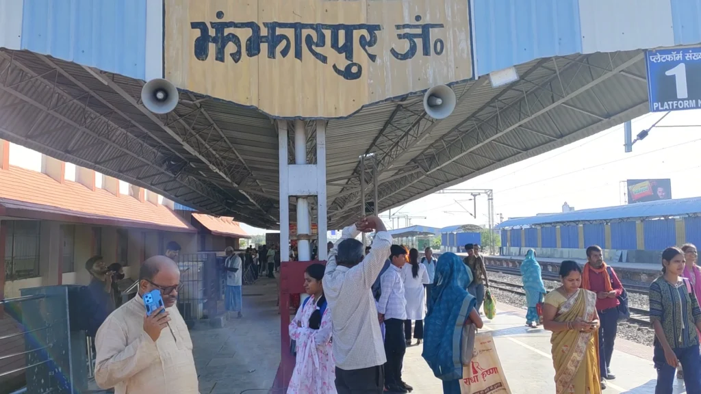 झंझारपुर जंक्शन पर जोगबनी दानापुर इंटरसिटी एक्सप्रेस