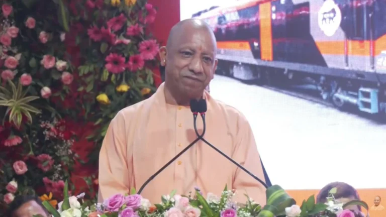 आज से प्रारंभ हुई वाराणसी-नई दिल्ली वंदे भारत स्लीपर एक्सप्रेस से भारत की आध्यात्मिक राजधानी काशी से राष्ट्रीय र…