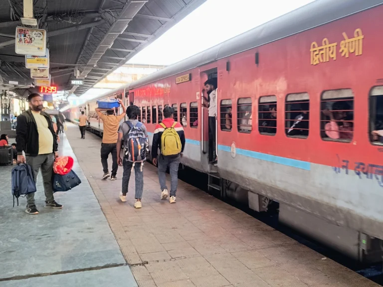 01442 दानापुर – पुणे जंक्शन त्योहार एक्सप्रेस स्पेशल